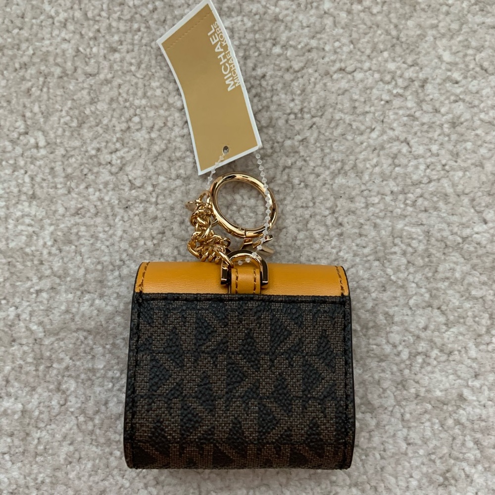 Michael Kors AirPod case - Picture 7 of 10